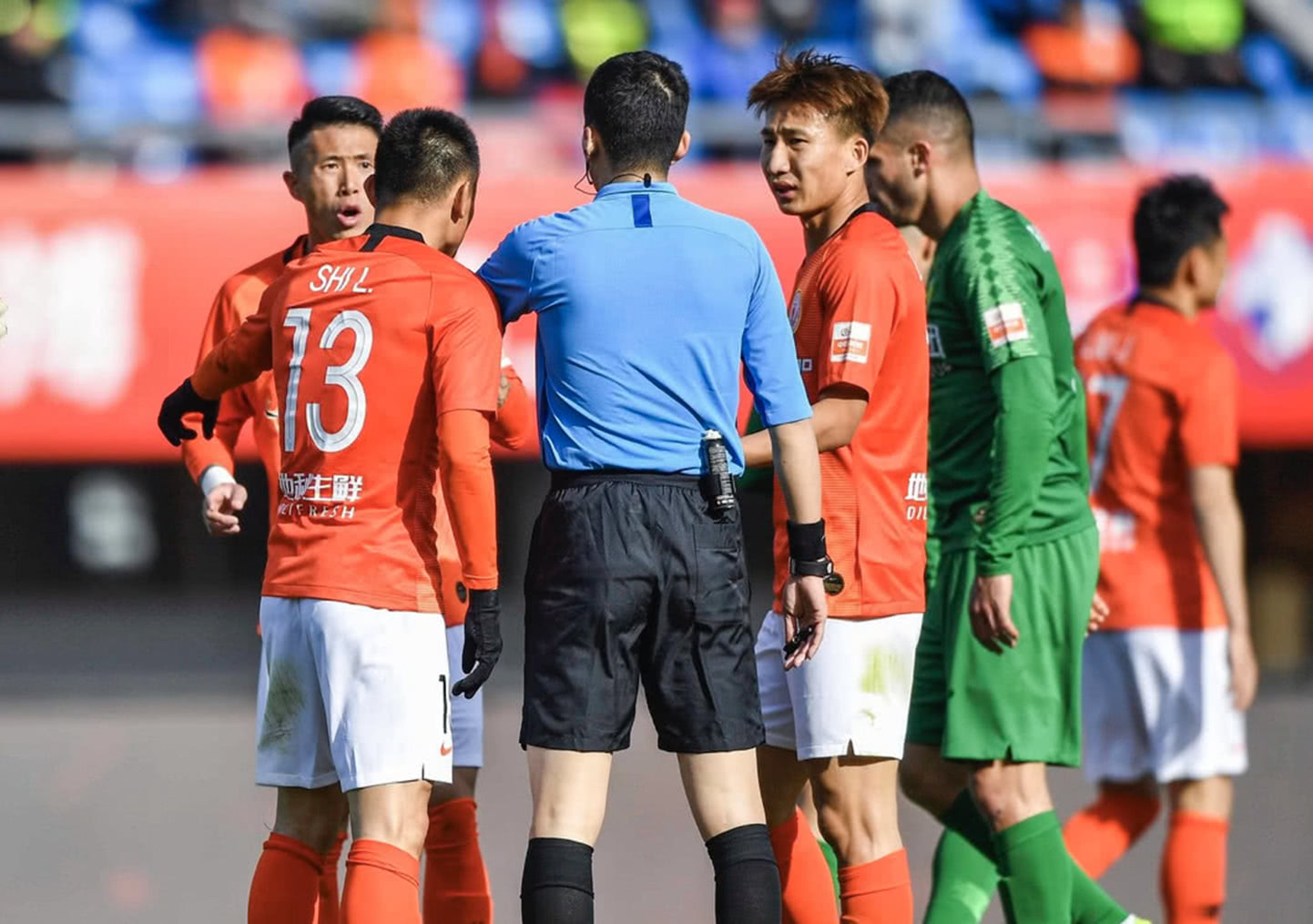 南宫体育- AC米兰训练开放日，今晨复出首秀引欢呼，中超在即，球队文化再被提及